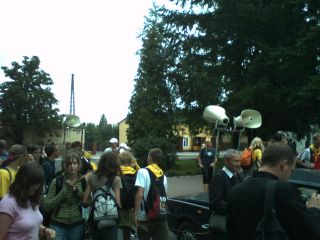 Przygotowanie się do wyjścia – tradycją jest, że etep z Osjakowa do Radoszewic tuby niosą księża, nawet ks. kierownik uległ sile tradycji ;-)